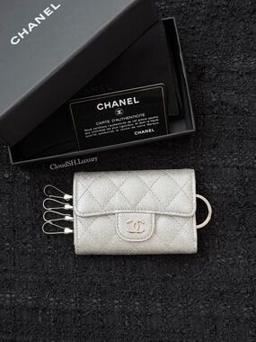 Auth Chanel Iridescent Silver Caviar 4 Ring Key Holder w/ Silver hdw - RARE
